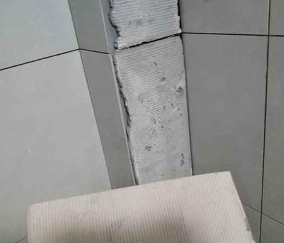 施秉瓷砖空鼓维修公司分享下厨房瓷砖脱落的补救措施。
